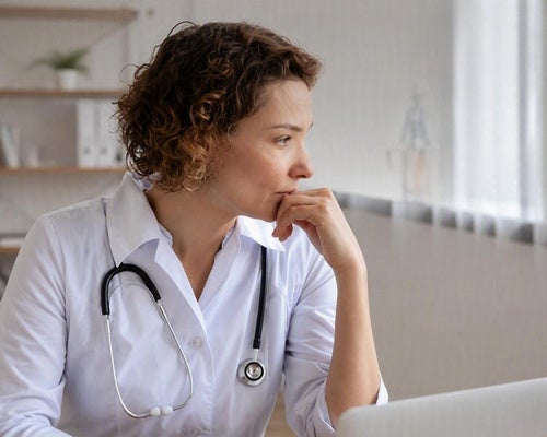 Professionista veterinario che esamina informazioni nell'ufficio di una clinica