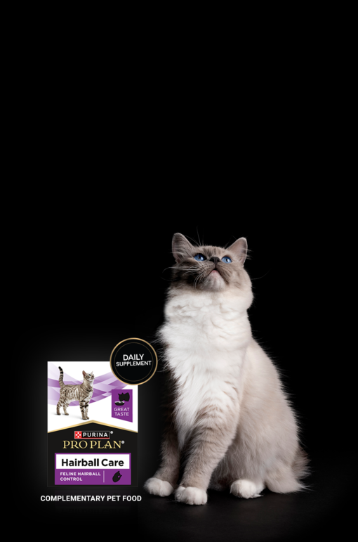 Banner con gatto accanto al prodotto Purina Pro Plan Hairball Care su sfondo scuro con etichetta New
